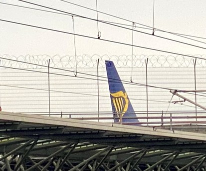 Boeing 737, die für Ryanair Tochter Buzz fliegt, am 7. November am Flughafen Düsseldorf, fotografiert vom Flughafenbahnhof: Rarer Besuch.Buzz