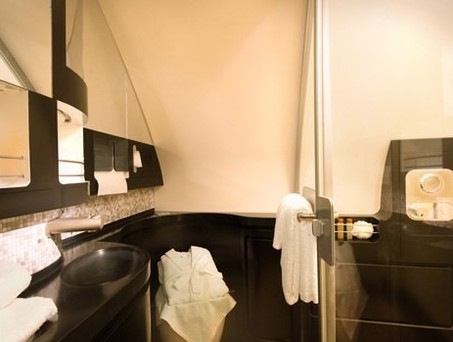 ...ein eigenes Badezimmer mit Dusche. Am 27. Dezember geht die Etihad-Residence zum ersten Mal mit Luxusgästen und Butler in die Lüfte.