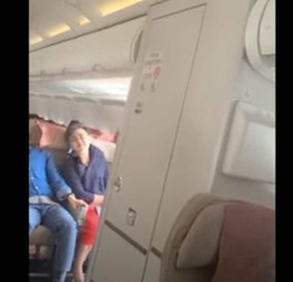 Passagiere und Crew zogen Mann wieder an Bord