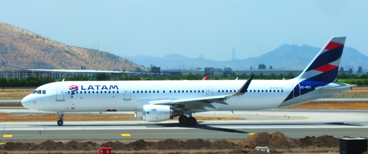 Airbus A321 von Latam: Soll im Sinkflug Sprit sparen.