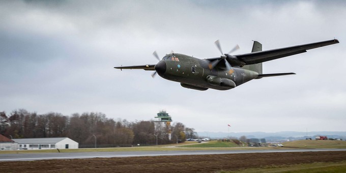 Eine C-160 bei der Landung.