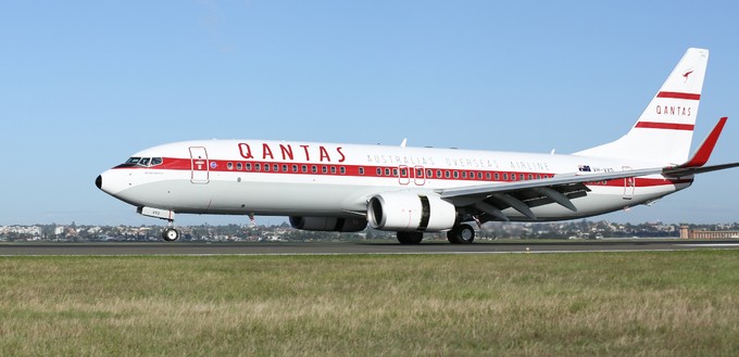 Schon seit 2015 trägt eine Boeing 737-800 (VH-VXQ) von Qantas dieselbe Lackierung wie die Boeing 707 der Fluglinie von 1959 bis 1961. Anlass für den Retro-Look war der 95. Geburtstag der Airline.