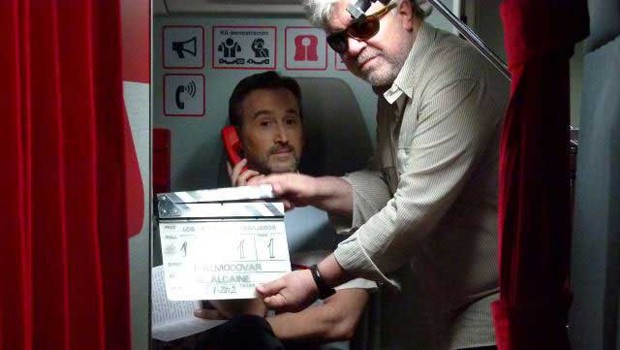 Altmeister Pedro Almodóvar am Set: Im Film droht ein Flieger droht abzustürzen.