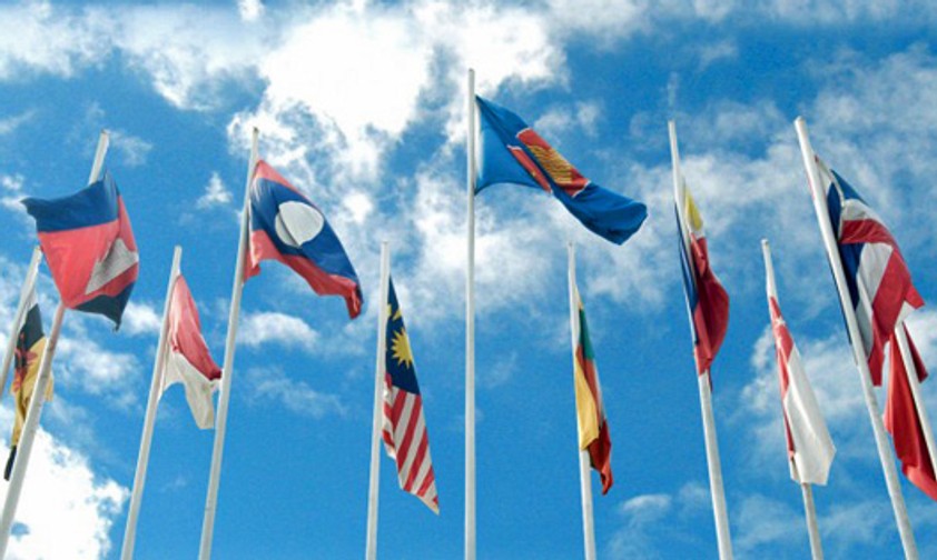 Flaggen der Asean-Staaten: Die Länder öffnen ihren Luftraum füreinander.
