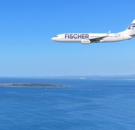 Eine Boeing 737-700 von Fischer Air (Computerbild): Die Fluglinie will ab Ende April wieder Flüge anbieten.