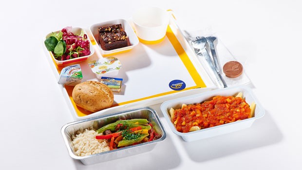 Lufthansa landet gerade noch in den Top Ten. Economy-Passagiere erwartet frisches Essen inspiriert von der mediterranen Küche – und natürlich bayerisches Bier!