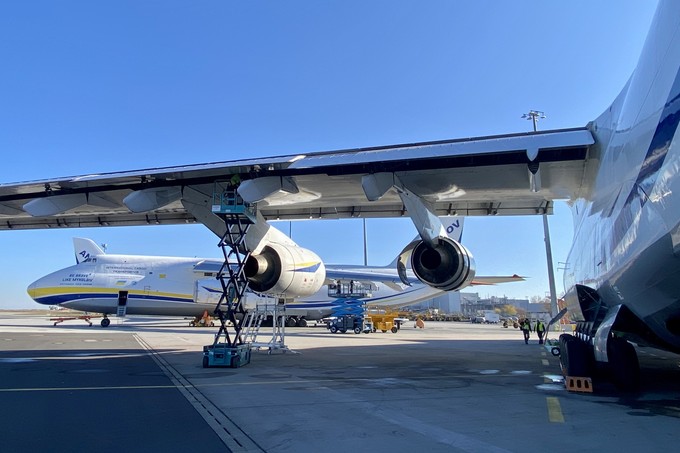 Drei Antonov An-124 wurden gewartet beim aeroTELEGRAPH-Besuch am Flughafen Leipzig/Halle: im Vordergrund die UR-82072, in der Mitte die UR-82007 und im Hintergrund ist ein Teil der Heckflosse der UR-82029 zu sehen.