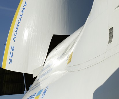 Geöffnete Bugklappe der Antonov An-225: Der Flieger soll wiederauferstehen.