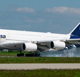 Reaktivierung: Ein Lufthansa A380 bei Trainingsflügen in Leipzig.