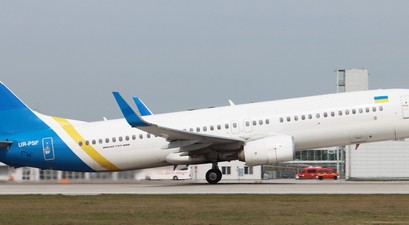 Die UR-PSF im März 2024, in der Zeit bei Windrose Airlines - das Ukraine-International-Logo war damals schon entfernt, der Fly-One-Schriftzug noch nicht aufgebracht: Heute trägt die Boeing 737-800 das Design von Georgian Airways und die Kennung 4L-GTO.