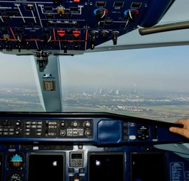 Cockpit einer Dornier 328: Gefährliche Begegnung.