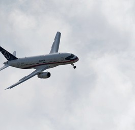 Flugvorführung eines Superjet 100 an der MAKS 2017: Dieses Jahr findet die Messe nicht statt.