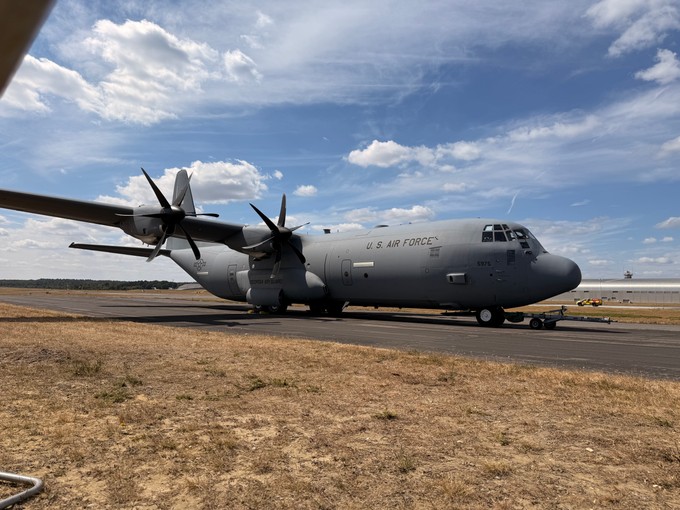 Und auch von Lockheed-Martin die C-130J-30 Super Hercules.