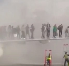 Fluggäste fliehen in Denver auf Tragfläche einer Boeing 737