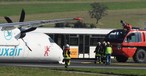 Szenen eines ungewöhnlichen, aber zum Glück glimpflich ausgegangenen Unfalls. Die Bombardier Dash 8 Q400 blieb am 30. September 2015...