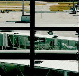 Männer am Flughafen: Sie machen die Mehrheit der Pöbel-Passagiere aus.