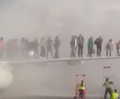 Fluggäste fliehen in Denver auf Tragfläche einer Boeing 737