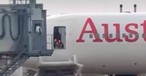 Die Notrutsche wird abtransportiert: Verzögerungen beim Abflug der Boeing 767 von Austrian Airlines.
