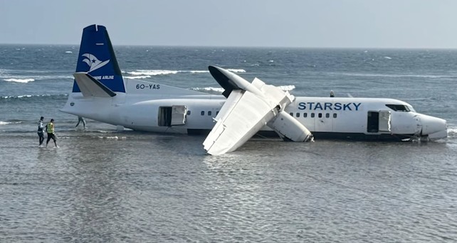 Die Fokker 50 nach der Notlandung: Niemand kam bei dem Unglück ums Leben.
