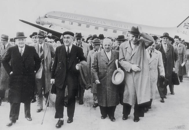 Zur Flughafen-Eröffnung landete ein Flugzeug von Britisch European Airlines (BEA) aus Berlin kommend in Hannover. Mit an Bord: Berlins Regierender Bürgermeister Ernst Reuter (mit Baskenmütze).