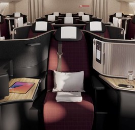 In der Business Class herrschen Bordeaux- und Beige-Töne vor. Der 4K-Bildschirm ist 17 Zoll groß, der 80 bis 82 Zentimeter breite Sitz lässt sich in ein 2-Meter-Bett verwandeln. Während Lufthansa sieben verscheidene Sitze anbietet, sind es bei Swiss  fünf: Privacy Seat, Extra Long Bed, Double Seat, Extra Space Seat and Classic Seat.
