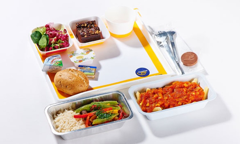 Lufthansa landet gerade noch in den Top Ten. Economy-Passagiere erwartet frisches Essen inspiriert von der mediterranen Küche – und natürlich bayerisches Bier!