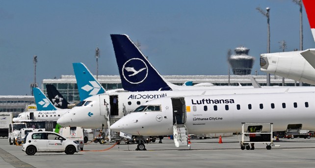 Flieger von Lufthansa und Air Dolomiti in München: Hunderte Fluggäste saßen fest