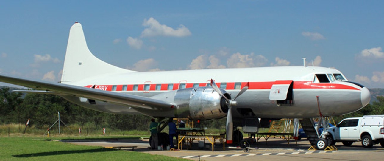 Die Convair CV-340 ZS-BRV im neuen Kleid.