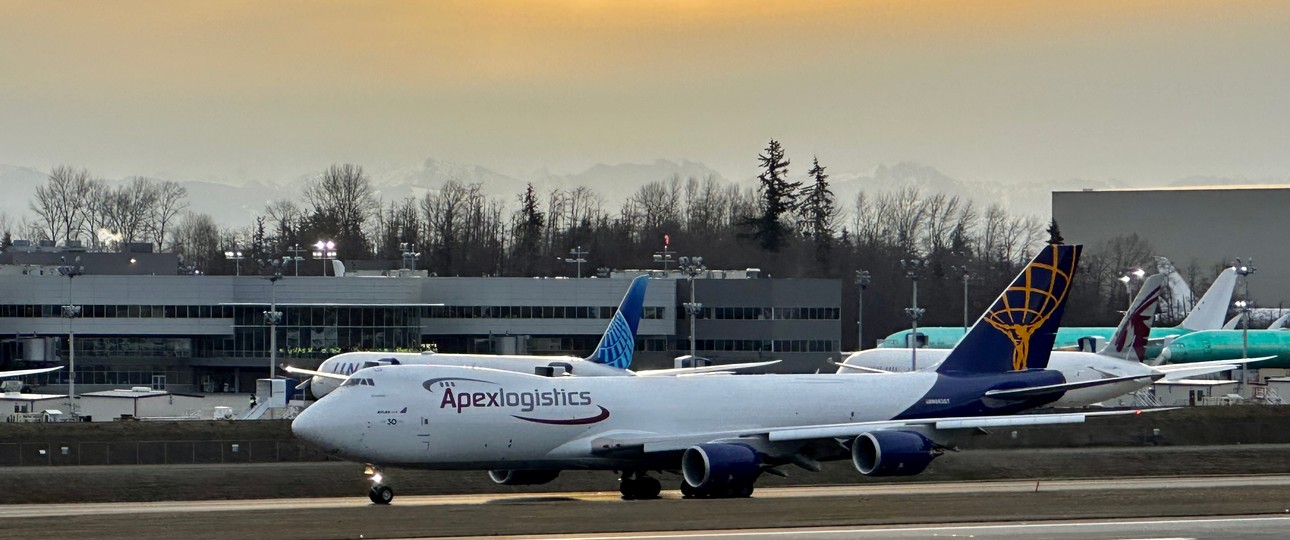 Der Abschied: Die Boeing 747-8 F mit dem Kennzeichen rollt am 1. Februar 2023 zum Anfang von Piste 16R des Paine Field.