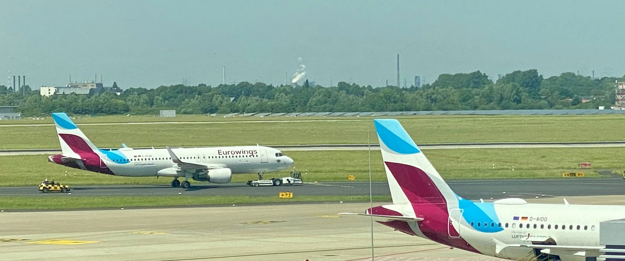 Die D-AEWW wird vor dem Terminal entlang geschleppt: Das Bugrad ließ sich nicht mehr steuern.