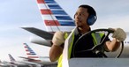 Bodenmitarbeiter vor Jets von American Airlines: Ob die Fluggesellschaft  A350 erhält, ist unklar.