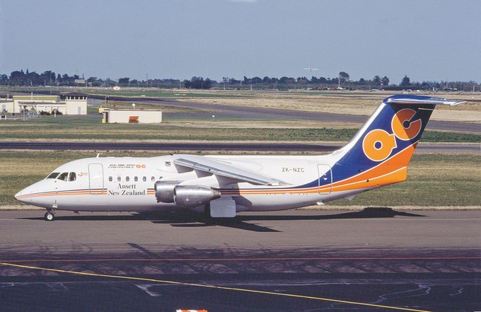 Die BAE 146-200 Quick Change wurde mit einem Frachttor hinter den Tragflächen in der schnell vom Passagier- zum Frachtflugzeug umrüstbaren Quick-Change-Version an Ansett New Zealand geliefert, einer Tochter der australischen Ansett Airlines