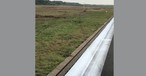 Spuren im Gras: Die Maschine geriet am Ende zurück auf die Piste.