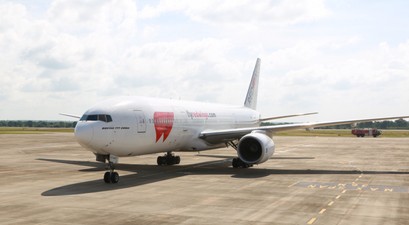 Boeing 777 von Red Wings: Am Boden.