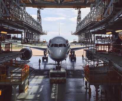 Dreamliner von British Airways in der Wartung: Sechs Flieger müssen ab Boden bleiben.