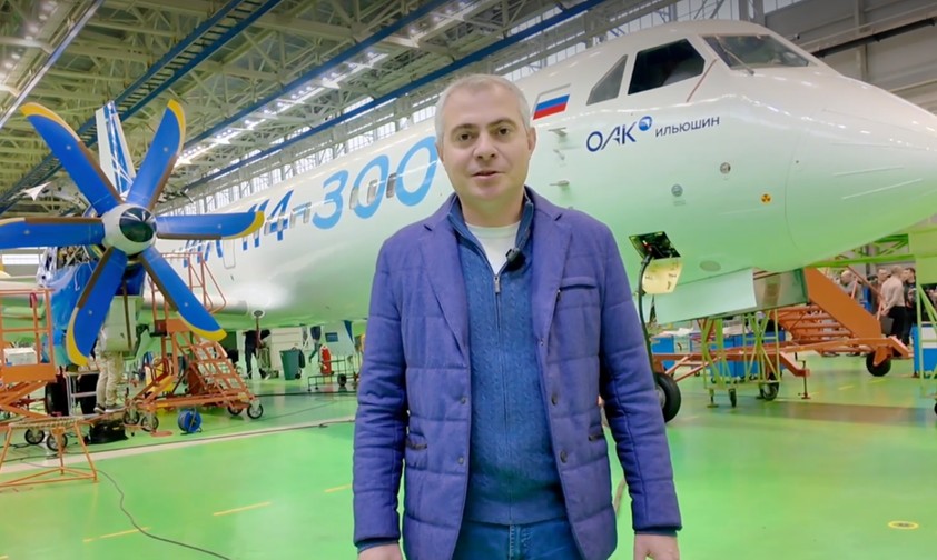 Ilyushin-Chefs Daniil Brenerman vor der Il-114-300: Das erste Flugzeug hat jetzt die Kabinenausstattung bekommen. 