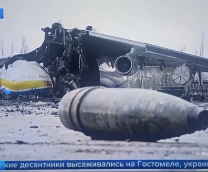 Die Antonov An-25 im Hangar in Hostomel: Das größte Flugzeug der Welt wurde im Krieg zerstört.