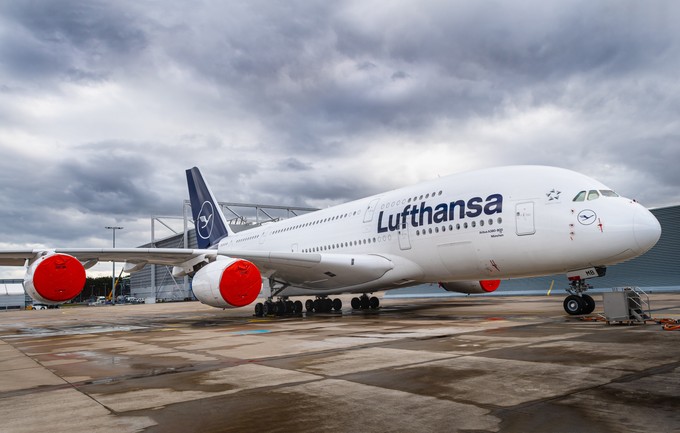 Ein geparkter Airbus A380 von Lufthansa...