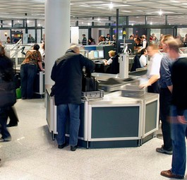 Kontrollen am Flughafen Frankfurt: Bei US-Flügen gibt es weitere Checks am Gate.