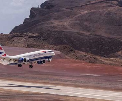 Boeing 737-800 von Comair bei einem Testflug auf St. Helena: Die Airline fliegt in Südafrika auch als British Airways.