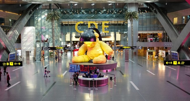 Teddybär am Flughafen Doha: Aktuell eingezäunt.