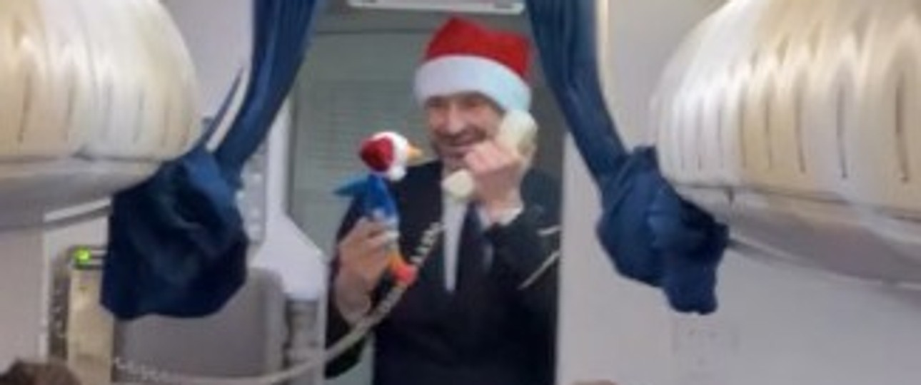 Der Flugbegleiter und das Maskottchen: Gute Stimmung bei Lot.