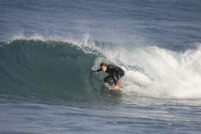 Eine Surferin in Tel Aviv.