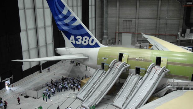 Vor seinem Erstflug wurde der Riesenvogel in Toulouse zuerst auf Herz und Nieren geprüft. Besonders wichtig waren dabei unter vielen anderem auch erfolgreiche Evakuationstests. Immerhin kann der A380 bis zu 853 Menschen fassen.