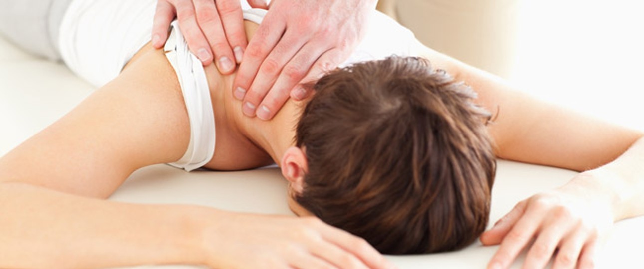 Chiropraktiker: Am Chiroport im Terminal C des Flughafens in Minneapolis/ St. Paul werden schmerzende Rücken und verspannte Schultern wieder eingerenkt.