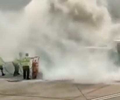 Schlepper vor Lufthansa-Boeing-747 fängt Feuer