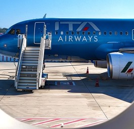 Blick auf einen Airbus A320 von ITA Airways: Bald gehört die Fluggesellschaft ganz zu Lufthansa Group.