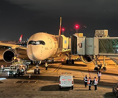 Der Airbus A350 mit der Kennung EC-OFM kommt mit deutlicher Verspätung in Buenos Aires an.