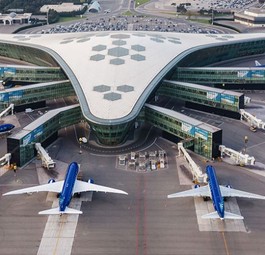 Flieger von Azal - Azerbaijan Airlines am Hauptdrehkreuz in Baku: Die staatliche Fluglinie will auf der Langstrecke wachsen.