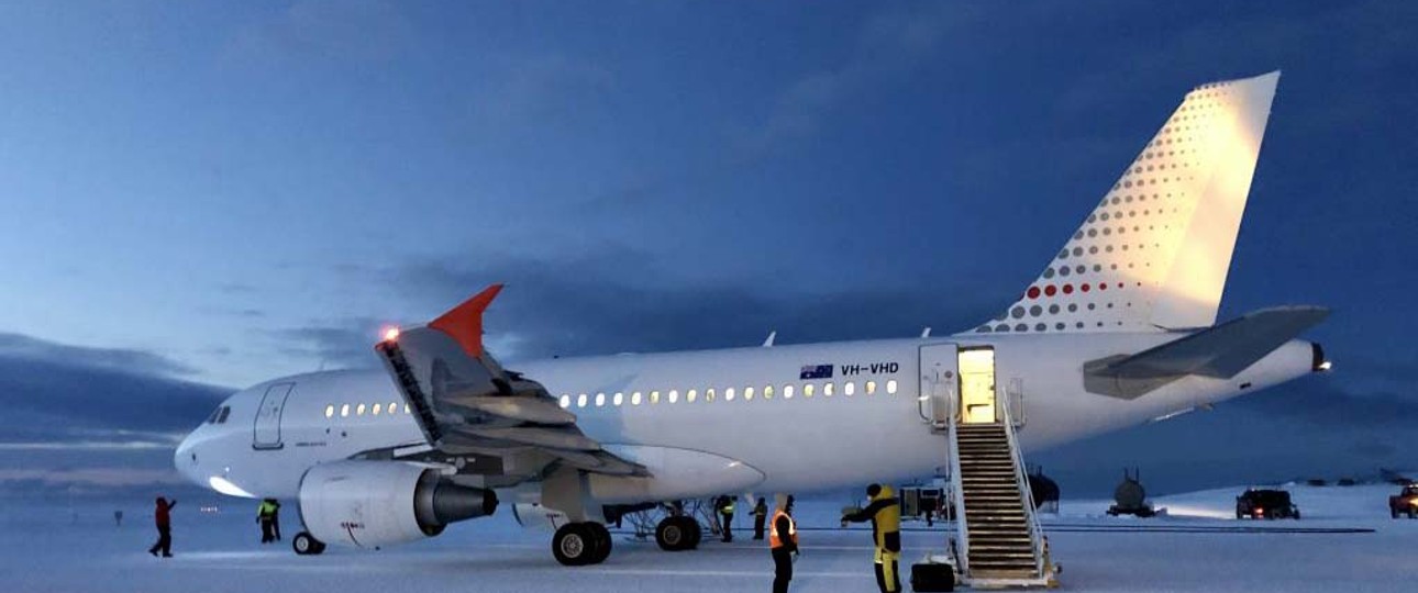 Airbus A319 ACJ auf dem Phoenix Airfield der McMurdo-Station: Antarktisflug.